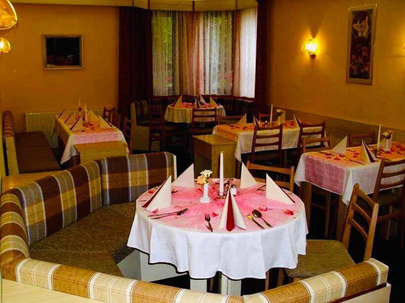Restaurace A Penzion Maja Benecko Exteriör bild