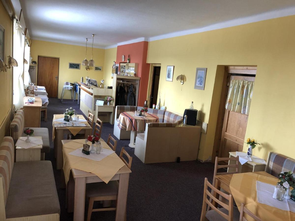 Restaurace A Penzion Maja Benecko Exteriör bild